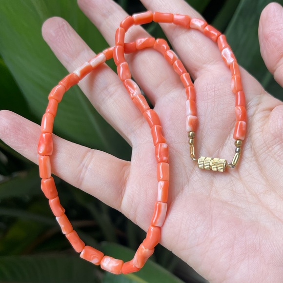 Natural Japanese momo coral tubular bead gold tone necklace - Picture 4 of 7